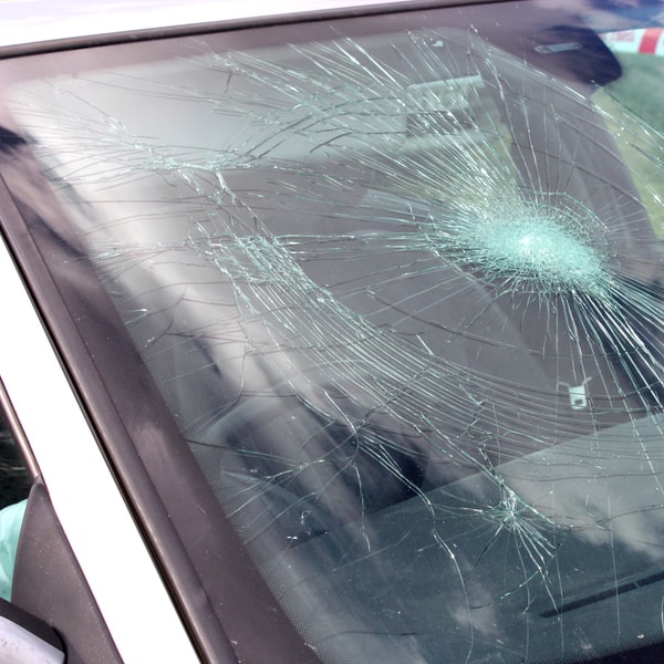 what auto glass replacement technician to contact and how much does it cost to fix windshield 